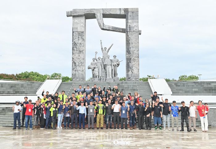 Ban Giám đốc Báo và Phát thanh, Truyền hình Khánh Hòa chụp ảnh lưu niệm với các biker tại Tượng đài 16 tháng 4.