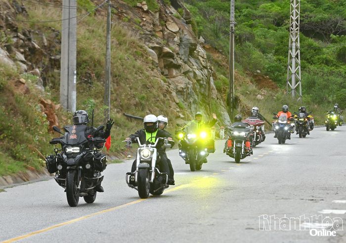 Các biker tham gia hành trình diễu hành - touring trên cung đường biển Vĩnh Hy.