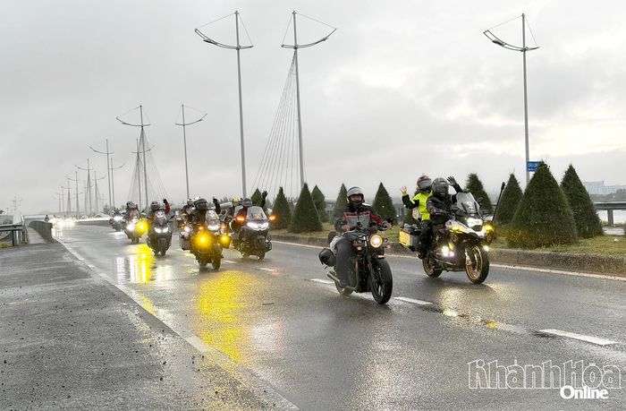 Các biker di chuyển qua cầu Long Hồ.