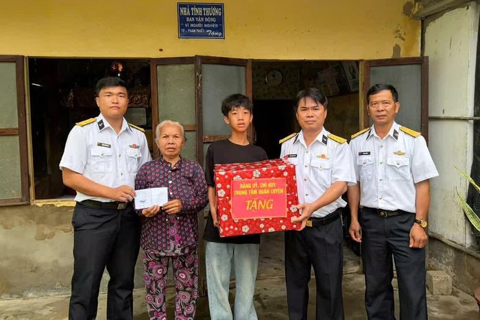 Đoàn công tác tặng quà động viên cháu Nguyễn Thanh Sáng.