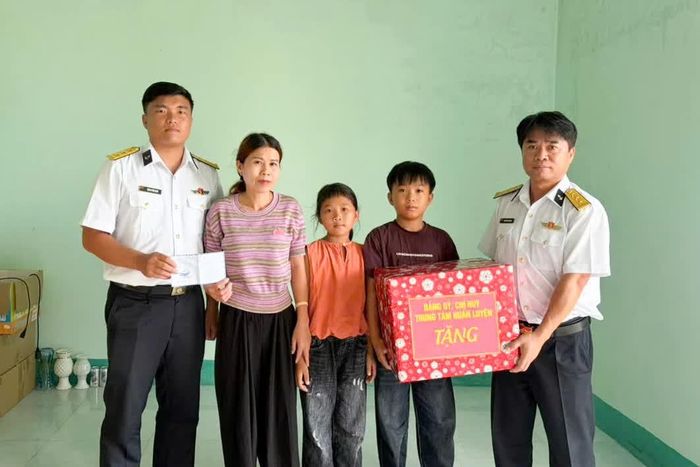 Đoàn công tác tặng quà động viên cháu Phan Gia Bảo.