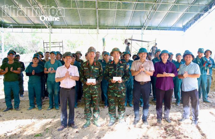 Lãnh đạo phường Nam Nha Trang tặng quà, động viên các lực lượng tham gia xây dựng căn cứ chiến đấu mô phỏng.