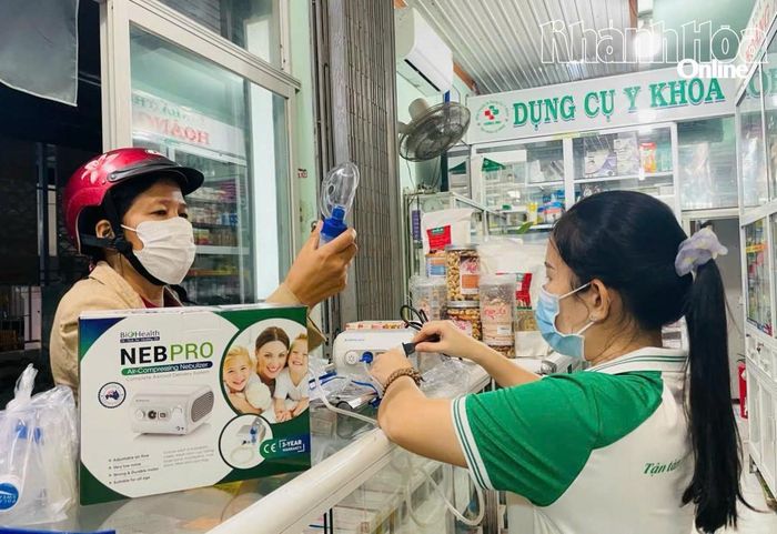 Hoạt động kinh doanh tại một nhà thuốc ở phường Bắc Cam Ranh.
