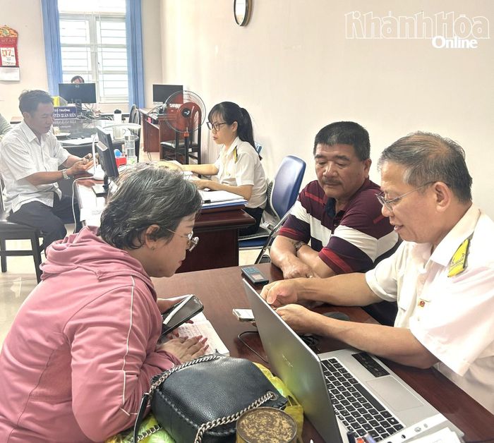 Cán bộ Thuế cơ sở 4 hướng dẫn hộ, cá nhân kinh doanh thực hiện thuế điện tử.