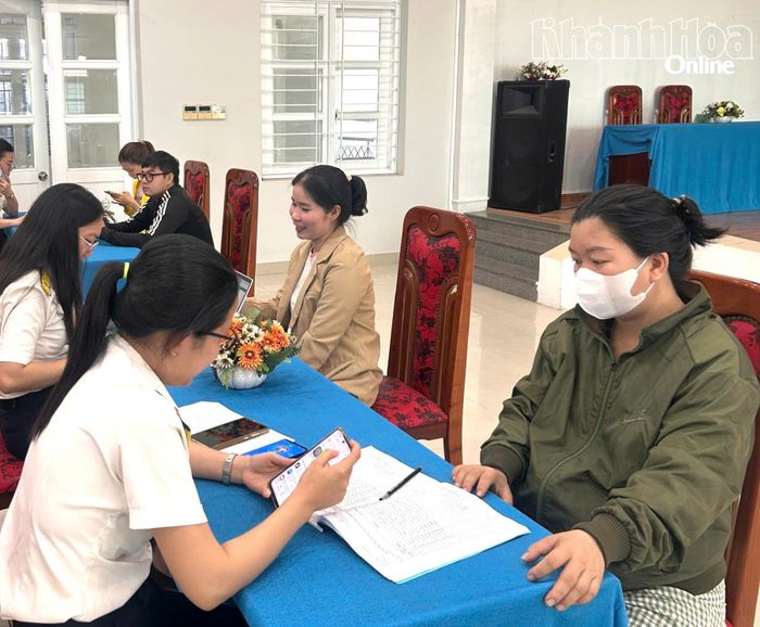 Cán bộ Thuế cơ sở 4 hướng dẫn hộ, cá nhân kinh doanh cài đặt ứng dụng eTax Mobile trên điện thoại.