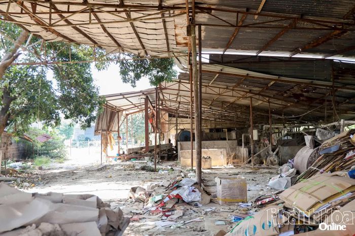 Vị trí vướng mặt bằng để xây cầu vượt sông Cái thuộc Dự án Đường giao thông liên vùng Diên Khánh.