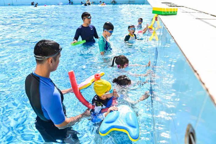 Đoàn viên Phòng Cảnh sát phòng cháy, chữa cháy và cứu nạn, cứu hộ, Công an tỉnh dạy bơi miễn phí cho trẻ em.