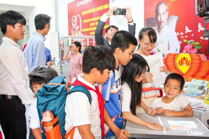 Trẻ em đọc sách qua ứng dụng công nghệ tại Thư viện tỉnh.