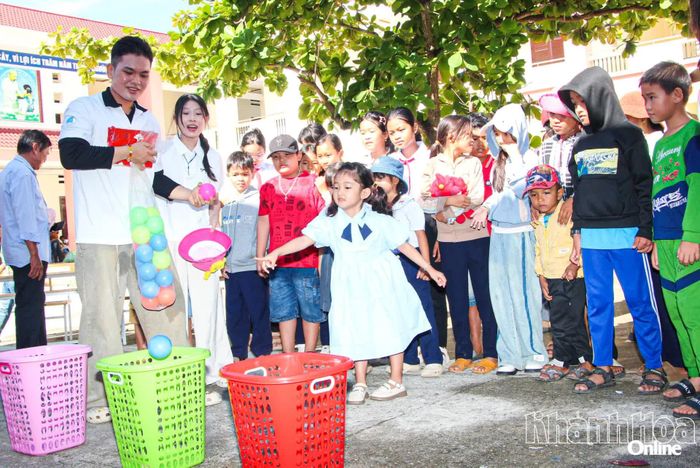 Trẻ em xã Tây Ninh Hòa hào hứng tham gia các trò chơi vui nhộn.