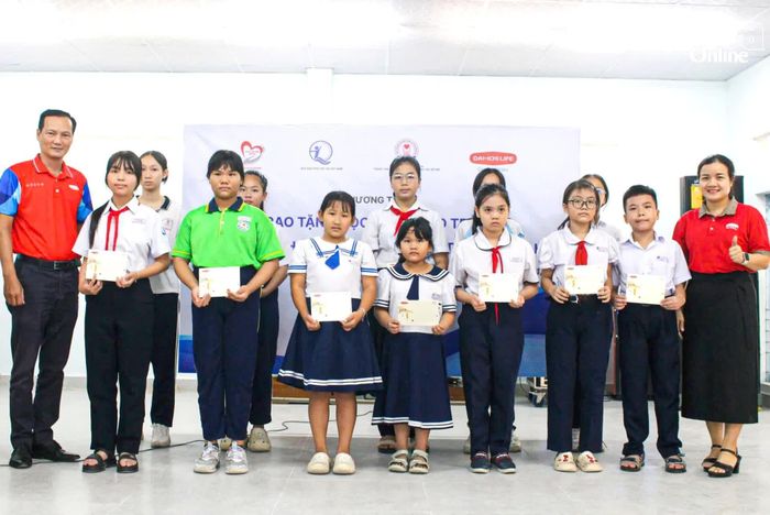 Các mạnh thường quân, nhà hảo tâm trao học bổng cho trẻ em vượt khó học giỏi trên địa bàn tỉnh.
