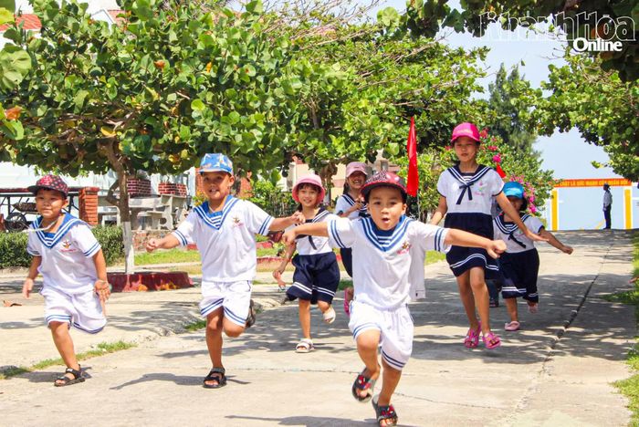 Trẻ em trên đảo Song Tử Tây (đặc khu Trường Sa) hồn nhiên nô đùa. 
