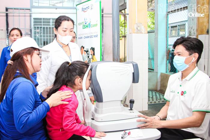 Khám các bệnh về mắt cho trẻ em.