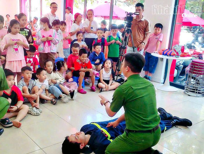 Lực lượng công an hướng dẫn kỹ năng phòng tránh đuối nước cho trẻ em.