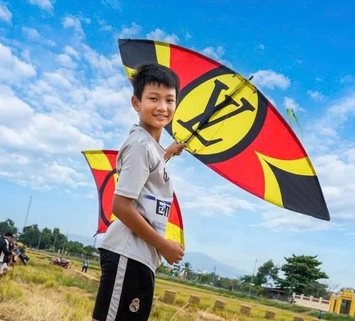 Trẻ em xã Diên Điền thích thú Ngày hội thả diều. Ảnh: LÊ ĐỨC DƯƠNG