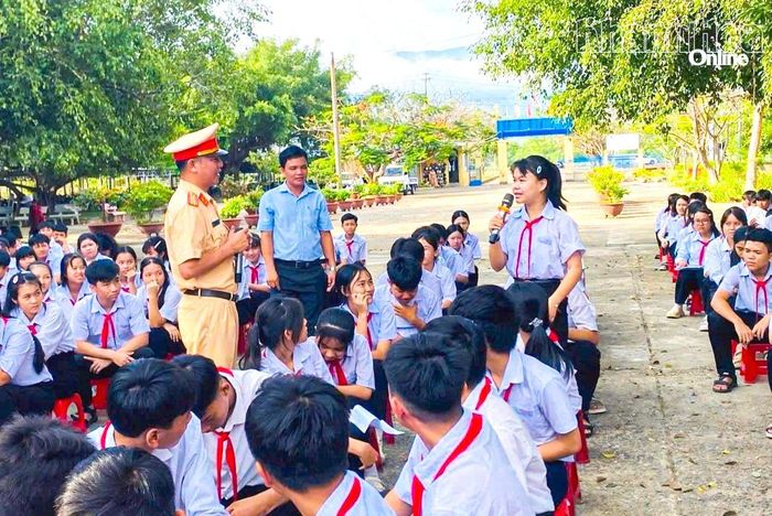 Tuyên truyền nâng cao nhận thức về an toàn giao thông cho học sinh xã Tân Định. Ảnh: VĂN KỲ