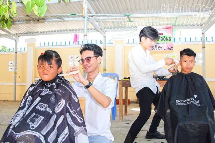 Cắt tóc miễn phí cho trẻ em vùng đồng bào dân tộc thiểu số khu vực Ninh Hòa.