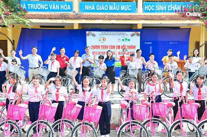 Hội đồng Đội tỉnh phối hợp với các đơn vị tặng xe đạp cho học sinh vượt khó học giỏi xã Diên Điền.