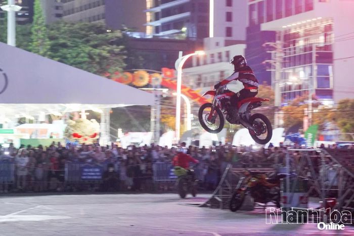 Một pha bay xe đẹp mắt của biker chuyên nghiệp. Ảnh: Đức Thảo