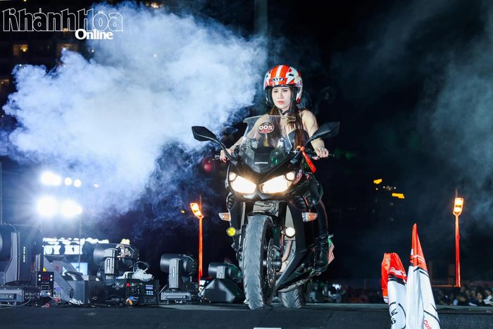 Một nữ biker xuất hiện trong phần trình diễn Ride in Beauty.