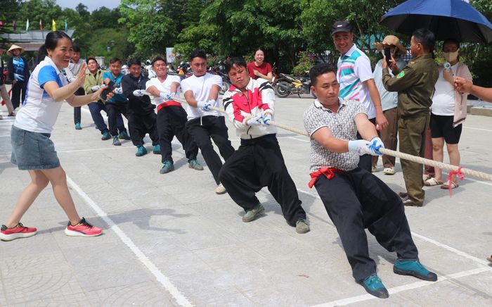 Vận động viên thi đấu nội dung kéo co nam.