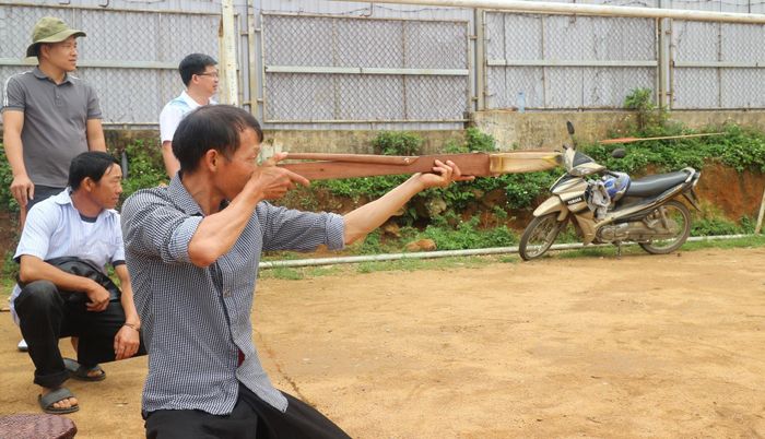 Thí sinh tranh tài ở môn bắn nỏ.