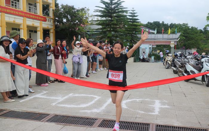 Vận động viên Chẻo San Mẩy (Trường Mầm non Giang Ma) về đích nội dung chạy việt dã nữ.