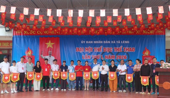 Ban Tổ chức trao Cờ lưu niệm cho các đơn vị tham gia Đại hội TDTT.