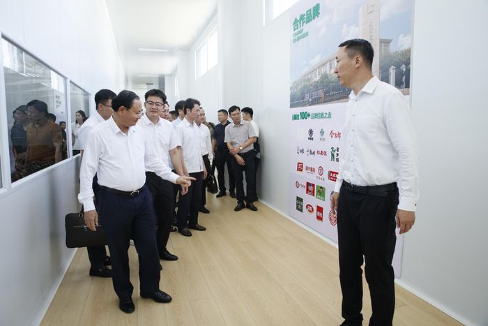 Bí thư Tỉnh ủy Lê Minh Ngân tham quan Công ty TNHH gia công sản phẩm nông nghiệp Hồng Bân. 
