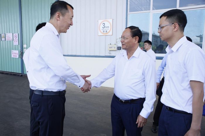 Bí thư Tỉnh ủy Lê Minh Ngân trao đổi với đại diện Công ty TNHH Gia công sản phẩm nông nghiệp Hồng Bân, mong muốn doanh nghiệp sớm khảo sát, thúc đẩy liên kết và bao tiêu nông sản của Lai Châu.
