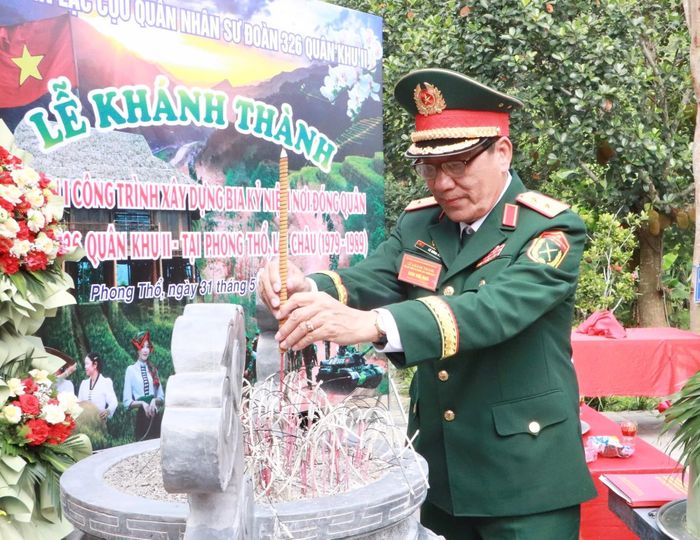 Đại biểu thắp hương tri ân.