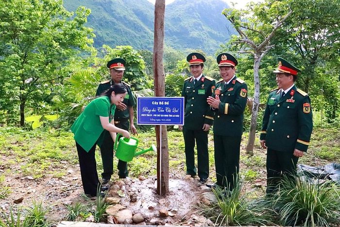 Đồng chí Tẩn Thị Quế - Ủy viên Ban Thường vụ Tỉnh ủy, Phó Chủ tịch Thường trực HĐND tỉnh trồng cây bồ đề trong khuôn viên Công trình xây dựng bia kỷ niệm nơi đóng quân Sư đoàn 326 Quân khu II tại xã Phong Thổ, tỉnh Lai Châu.