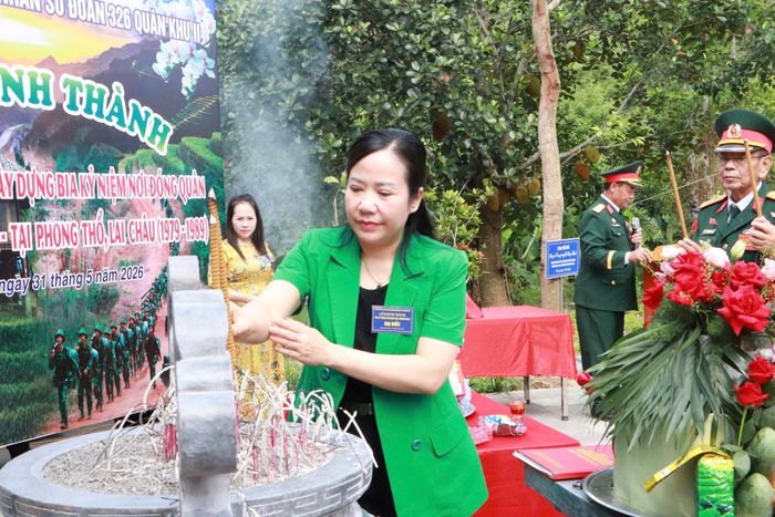 Đồng chí Tẩn Thị Quế - Ủy viên Ban Thường vụ Tỉnh ủy, Phó Chủ tịch Thường trực HĐND tỉnh thắp hương tri ân.