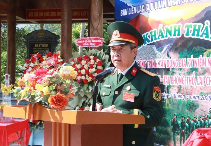 Đại diện Ban liên lạc Cựu quân nhân Sư đoàn 326 báo cáo kết quả công trình xây dựng bia kỷ niệm nơi đóng quân Sư đoàn 326 Quân khu II tại xã Phong Thổ, tỉnh Lai Châu.