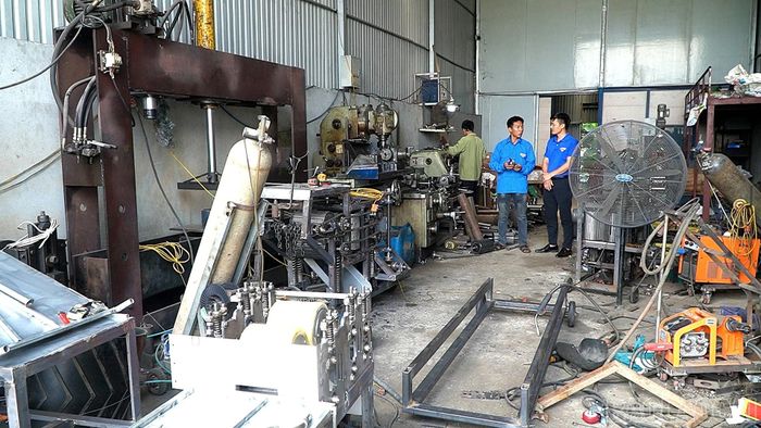 Hợp tác xã chế tạo và sản xuất Mạnh Quân chế tạo máy nông cụ phục vụ bà con trong vùng.