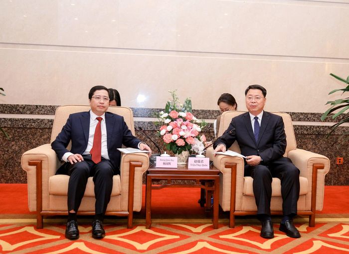 Đồng chí Dương Quốc Huy - Bí thư Tỉnh ủy và đồng chí Triệu Thụy Quân - Bí thư Châu ủy Hồng Hà trao đổi về các nội dung hợp tác trong thời gian tới của 2 địa phương.