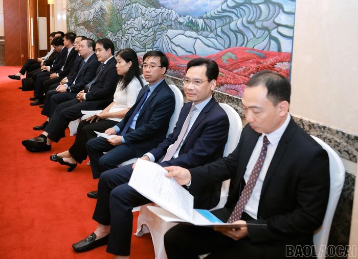 Các đại biểu tỉnh Lào Cai dự buổi làm việc.