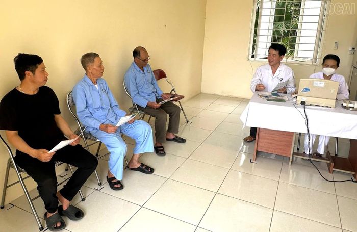 Bác sĩ Vũ Anh Trường tư vấn cho bệnh nhân về tác hại của thuốc lá tại Bệnh viện Đa khoa số 1 tỉnh Lào Cai.