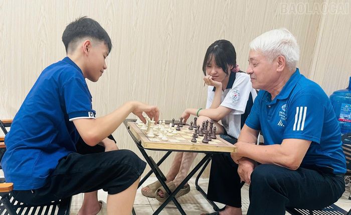 Sự làm gương của hai thế hệ trong gia đình anh Hải đã trở thành “lá chắn” vững chắc, góp phần bảo vệ các con trước những tác hại của thuốc lá.