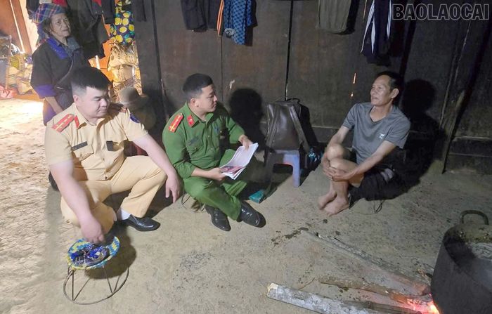  Cán bộ, chiến sĩ Công an xã Chế Tạo thường xuyên xuống các thôn, bản để tuyên truyền về thực hiện đảm bảo an ninh, trật tự, phòng, chống ma túy ngay tại cơ sở. 