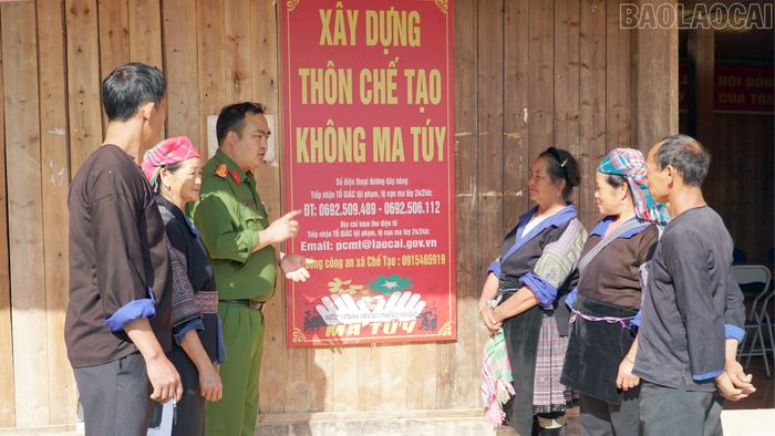 Trung tá Mùa A Vàng - Trưởng Công an xã Chế Tạo tuyên truyền xây dựng thôn Chế Tạo không ma túy cho người dân.