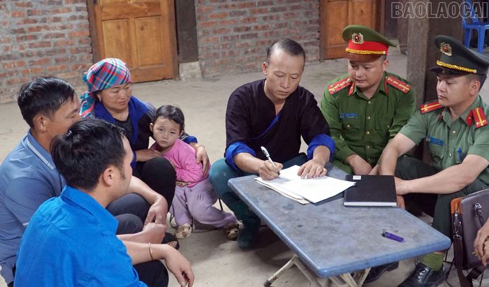 Công an xã tổ chức cho người dân ký cam kết xây dựng xã không ma túy.