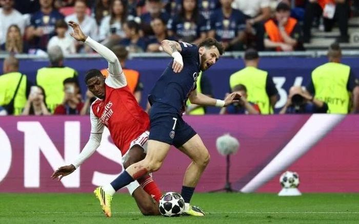 Tình huống Mosquera của Arsenal phạm lỗi với Kvaratskhelia của PSG trong vùng cấm dẫn tới penalty.