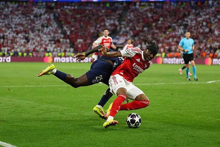 Tình huống gây tranh cãi giữa Nuno Mendes và Noni Madueke (Ảnh: Getty).
