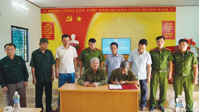 MTTQ xã phối hợp cùng lực lượng Công an xã tuyên truyền, vận động người dân xây dựng xã, phường không ma túy.