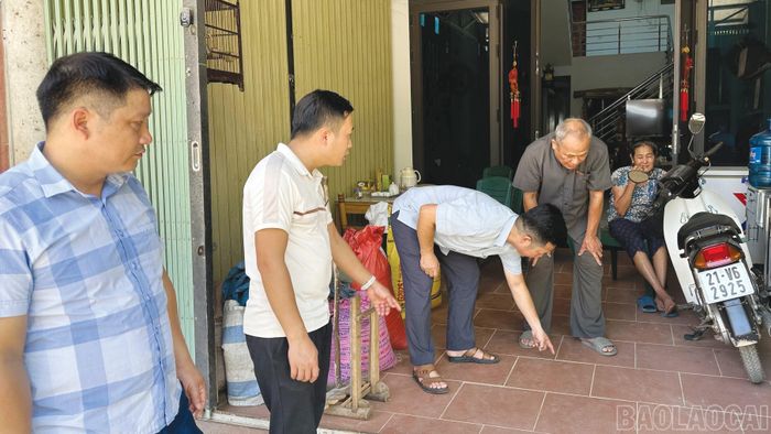 Ông Hoàng Đình Chiểu (thôn 7) viết đơn xin hiến đất mở đường.