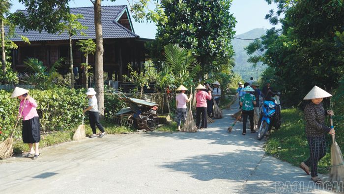 Khí thế lao động khẩn trương, vui tươi lan tỏa khắp các ngả đường.