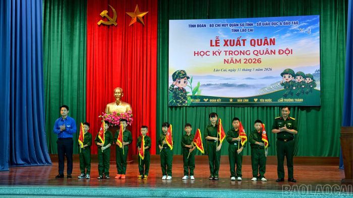 Lãnh đạo Tỉnh đoàn và lãnh đạo Trung đoàn 121 tặng cờ cho các tiểu đội tham gia Chương trình.