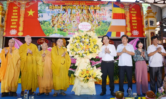 Đồng chí Dương Đức Huy - Ủy viên Ban Thường vụ, Trưởng Ban Tuyên giáo và Dân vận Tỉnh ủy tặng hoa chúc mừng Ban Trị sự Giáo Hội Phật giáo Việt Nam tỉnh Lào Cai.