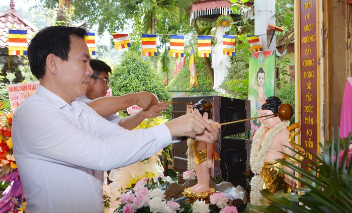 Các đại biểu và phật tử tham gia thực hiện nghi lễ Phật đản.