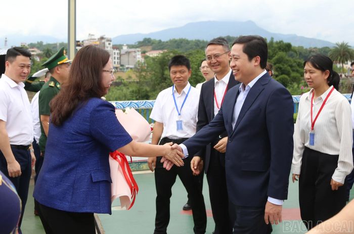 Đồng chí Giàng Thị Dung - Phó Bí thư Tỉnh ủy, Trưởng Đoàn đại biểu Quốc hội tỉnh chào mừng Đoàn đại biểu tỉnh Lào Cai kết thúc tốt đẹp chuyến thăm và làm việc tại tỉnh Vân Nam (Trung Quốc).